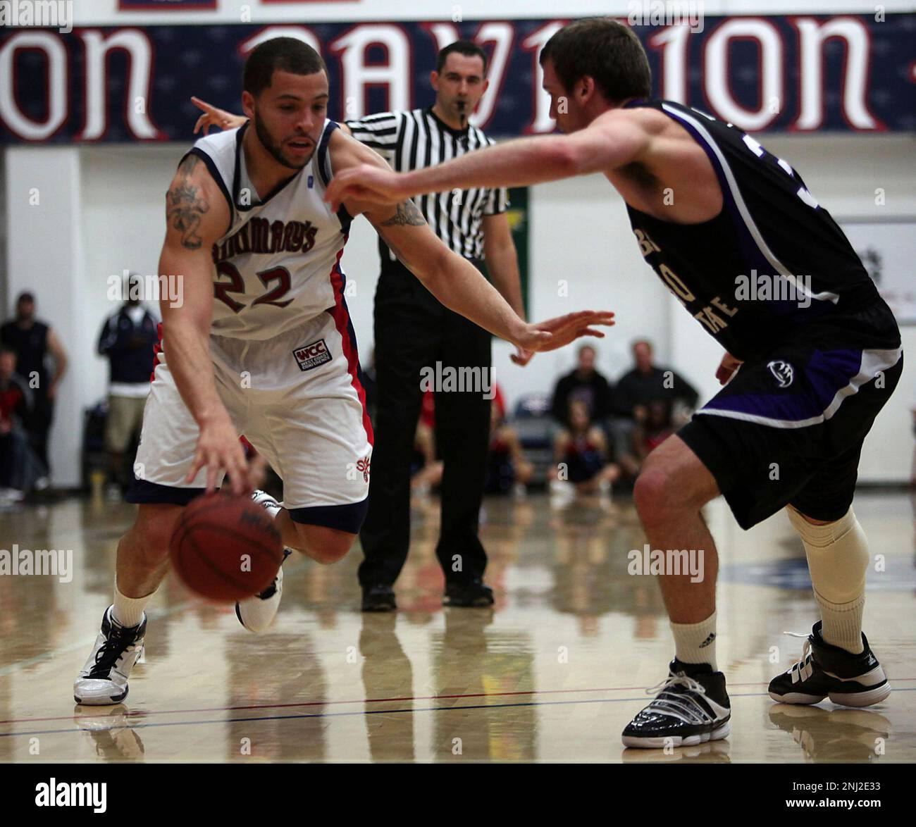 Saint Mary's College vs. Weber State in the NCCA tournament in Moraga, Calif., as high scorer Rob Jones passes Weber's Darin Mahoney during the first period on Friday, March 11, 2011. (Liz Hafalia/San Francisco Chronicle via AP) Stockfoto