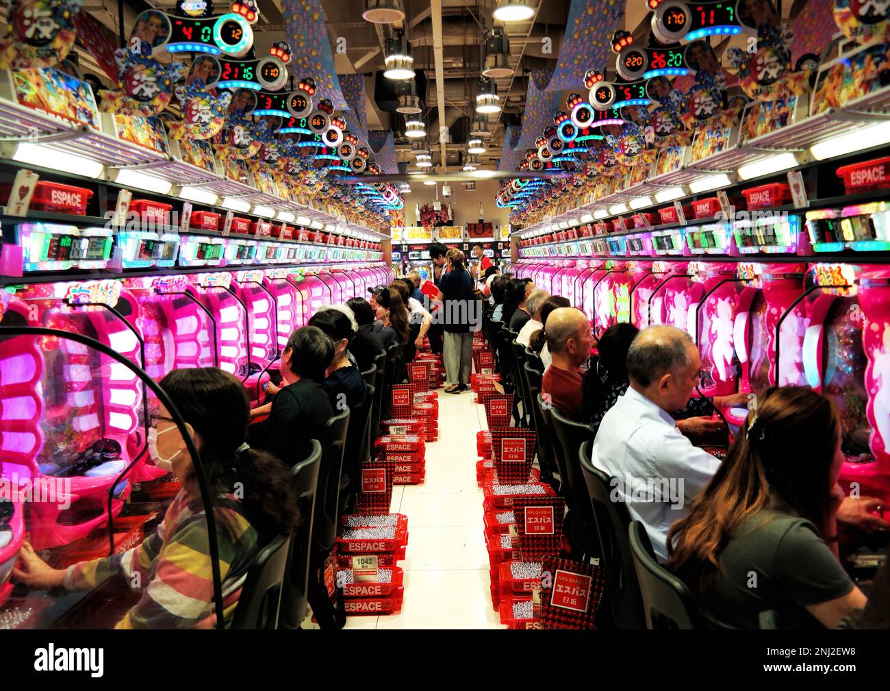 Tokio, Japan - September 2017: Pachinko Parlor in Akihabara. Mechanisches Arcade-Spiel, das häufig als Freizeitspiel und Glücksspielgerät genutzt wird Stockfoto