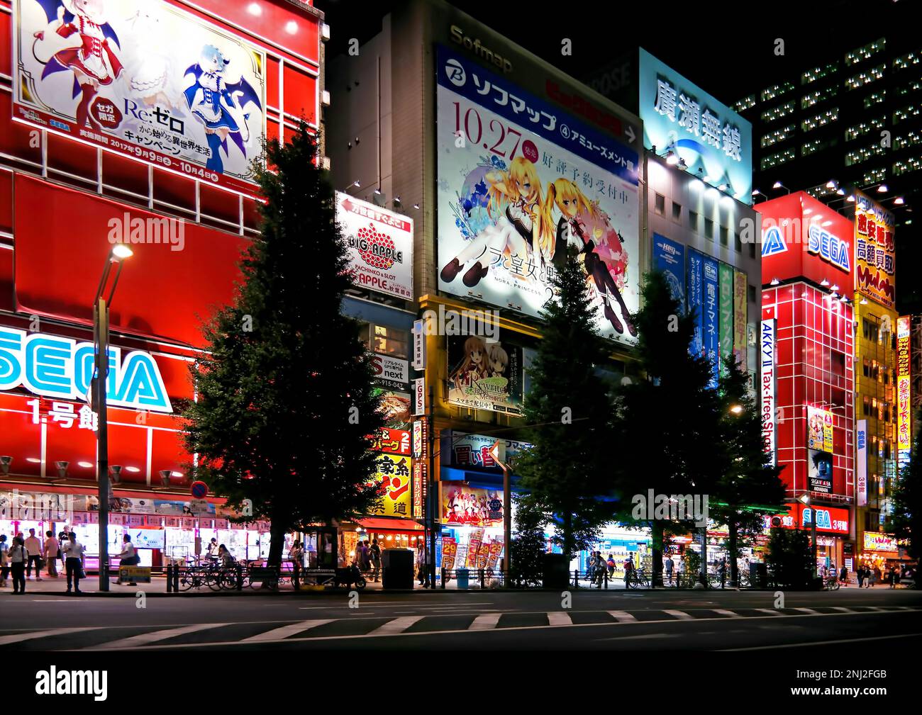 Tokio, Japan – September 2017: Neonlichter und Plakatwerbung auf Gebäuden bei Akihabara. Einkaufsviertel für Videospiele, Anime, Manga Stockfoto