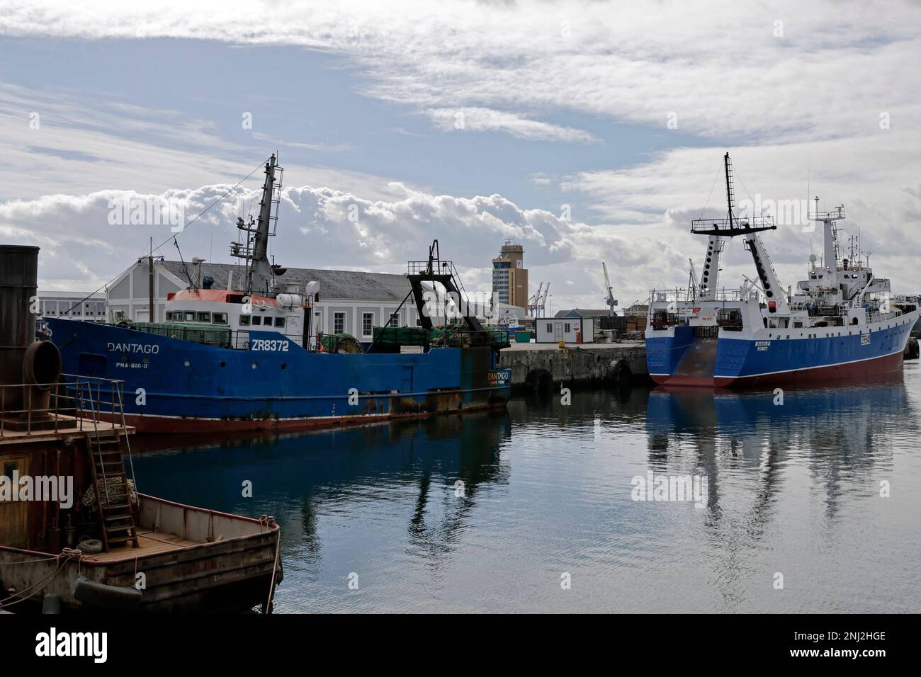 Schiffe, die im Hafen an der V&A Waterfront im Hafen von Kapstadt, Südafrika, festgemacht wurden. Stockfoto