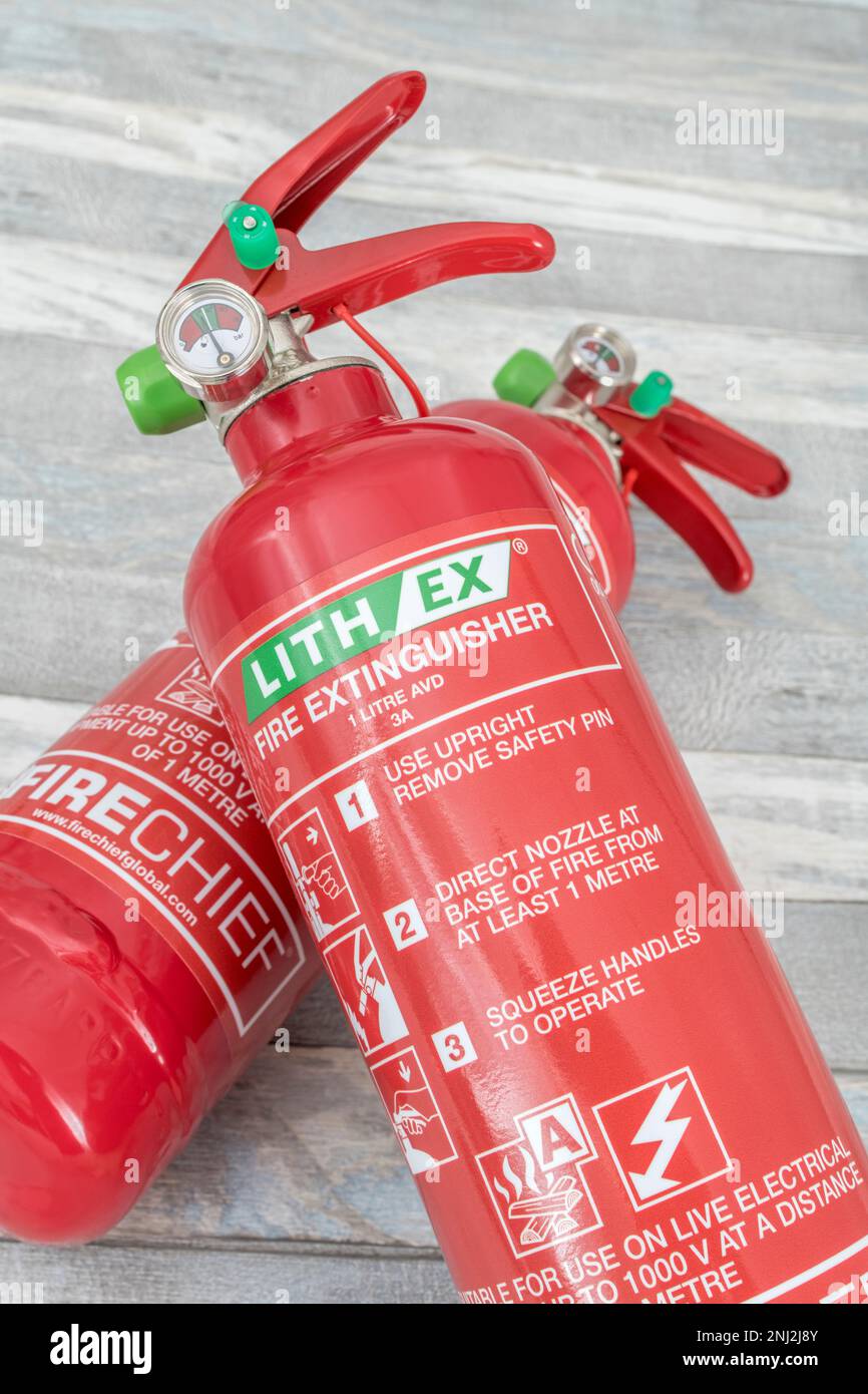 Aufnahme eines 1L Lith-EX AVD (wässrige Vermiculite Dispersion) Feuerlöschers, der zur Bekämpfung von heftigen Bränden mit Lithium-Batterien verwendet wird. Siehe Hinweise. Lith-EX ist ein Markenzeichen Stockfoto