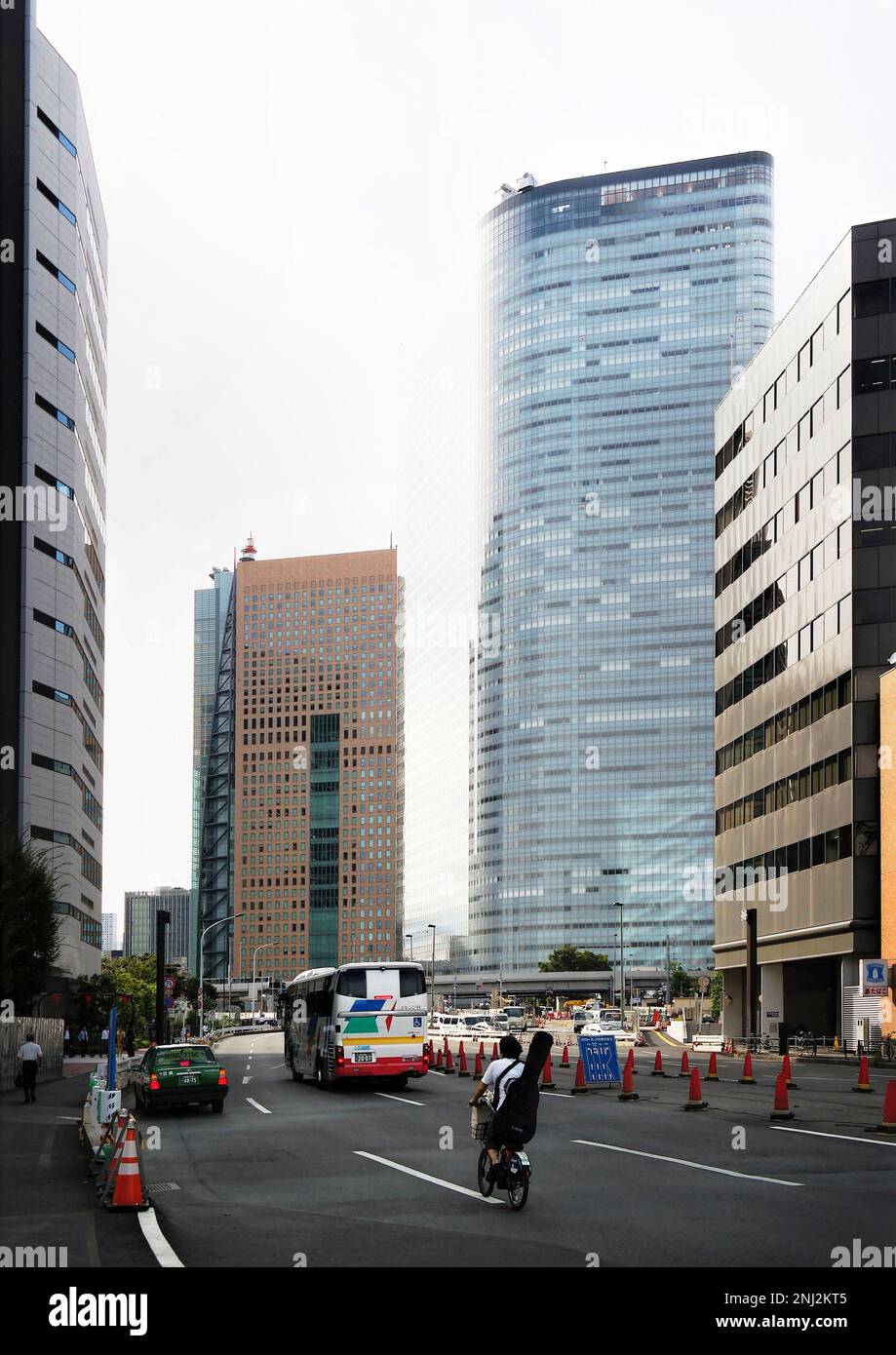 Tokio, Japan - September 2017: Dentsu Building Hauptquartier Hochhaus Architektur entworfen von Jean Nouvel 1998, Higashin shimbashi, Minato-ku Stockfoto