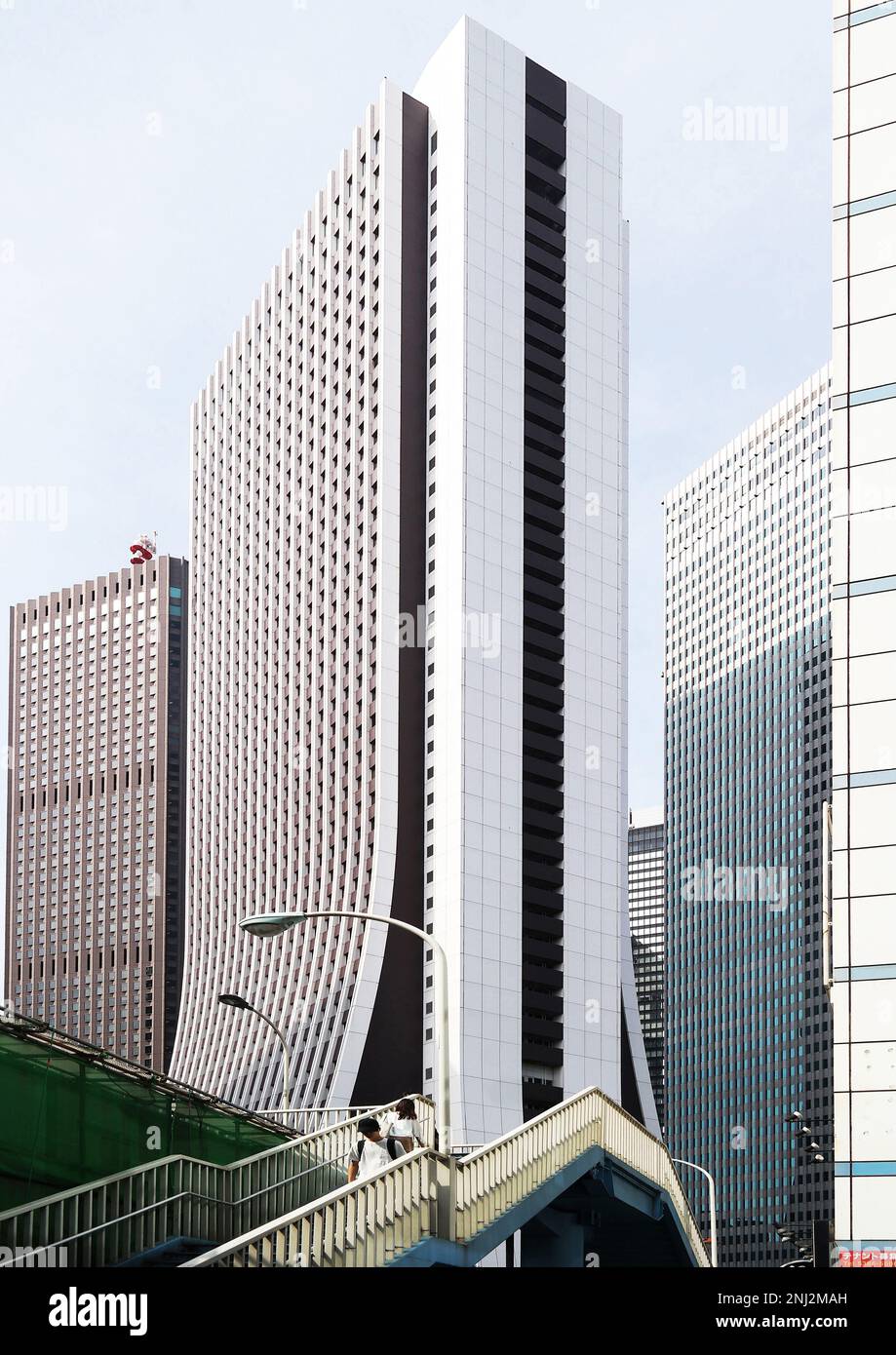 Tokio, Japan - September 2017: Hohe Bürogebäude im Bezirk Nishi-Shinjuku in Shinjuku. Die mittlere ist die Zentrale von Sompo Japan Nipponkoa Stockfoto