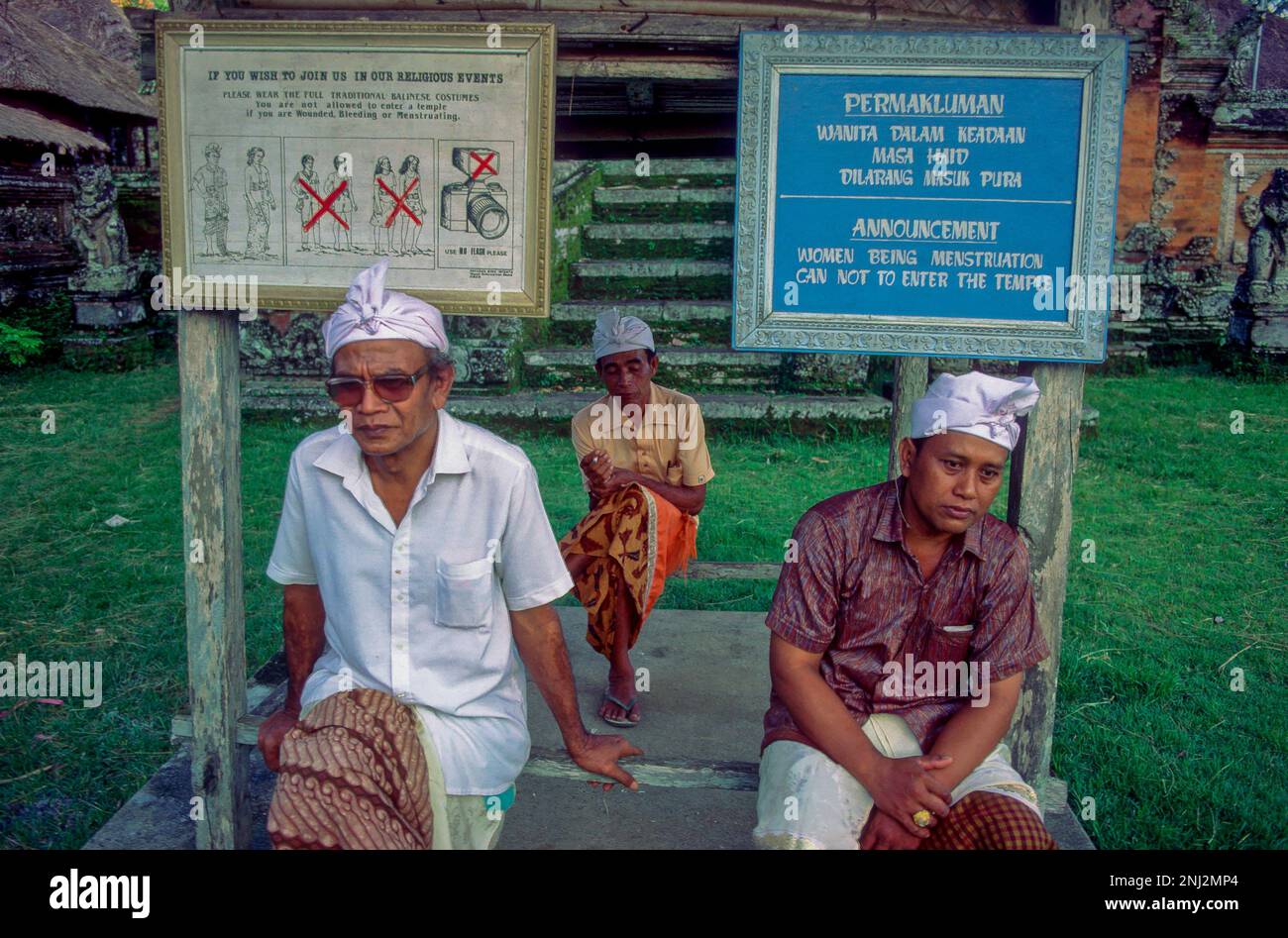 Indonesien, Bali. Ein hindutempel, der Frauen sagt, dass sie den hindutempel während der Menstruation nicht betreten dürfen. Leute, die gerne an den Ritualen im Tempel teilnehmen, sollten gehen Stockfoto