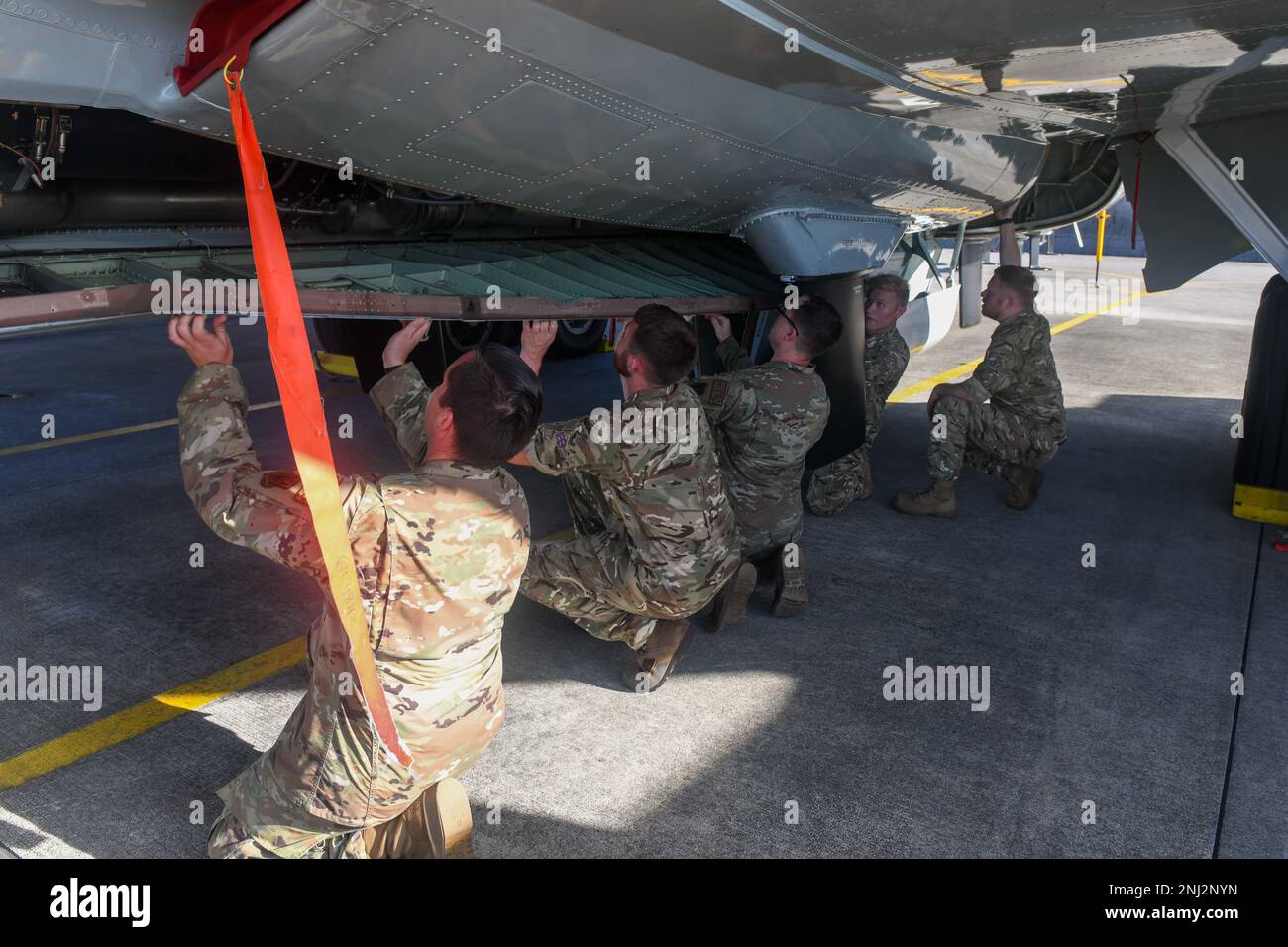 USA Flugzeuge und Piloten der Royal Air Force arbeiten zusammen, um routinemäßige Wartungsarbeiten an einem US-amerikanischen Flugzeug durchzuführen Air Force RC-135 Nietverbindung am Kadena Air Base, Japan, 4. August 2022. Zur Unterstützung von Missionen, die gemeinsam mit unserer Alliierten Nation besetzt waren, erhielten diese Piloten eine gemeinsame Ausbildung und wurden nach Kadena entsandt, um eine integrierte Crew zu werden. Stockfoto