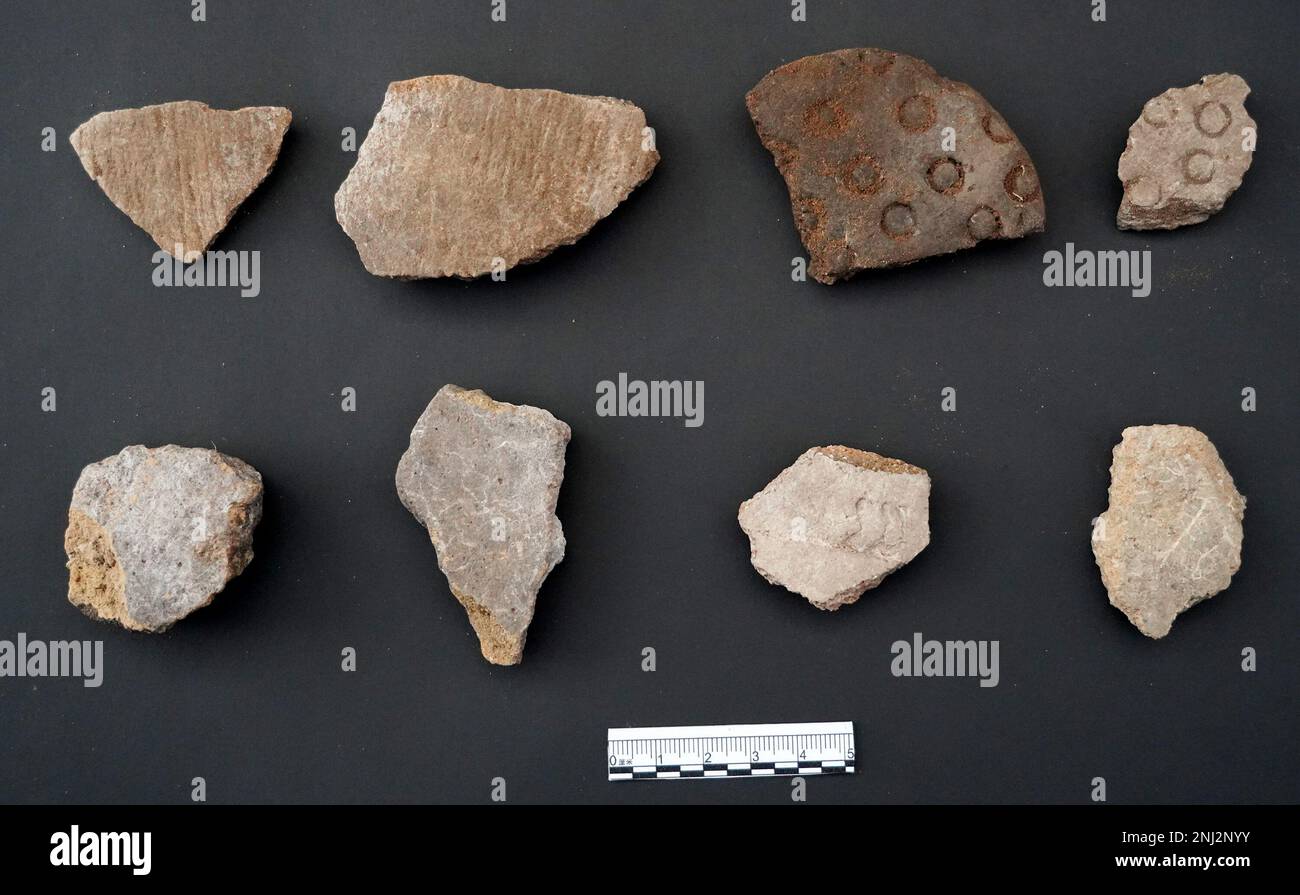 Peking, China. 22. Februar 2023. Dieses Aktenfoto zeigt Töpferscheiben, die aus einer jungsteinzeitlichen Ruine in Shangyi County, Nordchina Provinz Hebei, geerdet wurden. Sechs historische Stätten, die frühestens bis in die paläolithische Zeit zurückreichen, wurden in einem Forum am Mittwoch als Chinas neue archäologische Entdeckungen von 2022 aufgeführt. Kredit: Xinhua/Alamy Live News Stockfoto