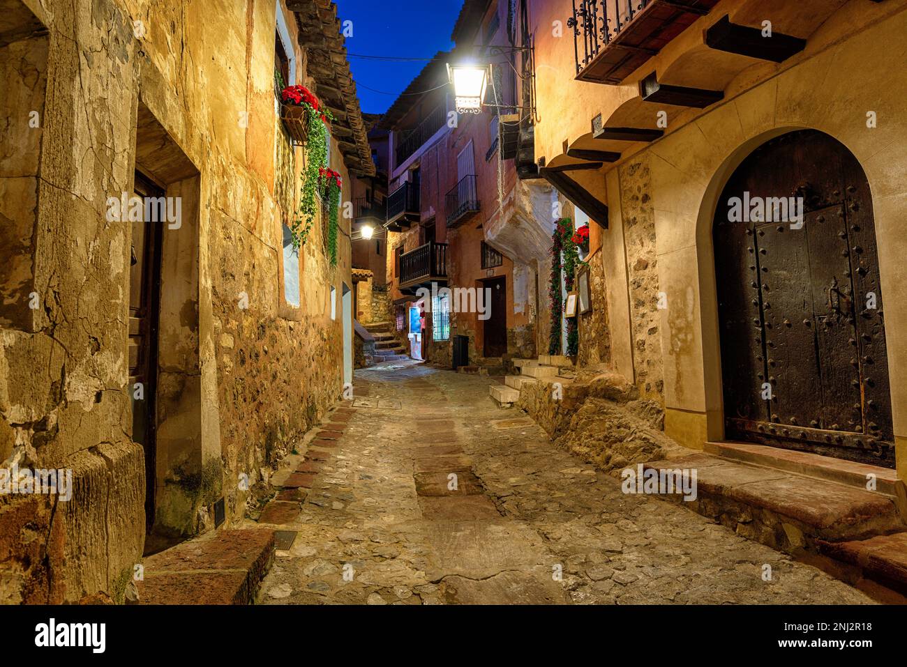Bei Nacht sehen Sie wunderschöne gepflasterte Straßen und alte Gebäude in Albarracin in der Nähe von Teruel in der Region Aragon in Spanien Stockfoto