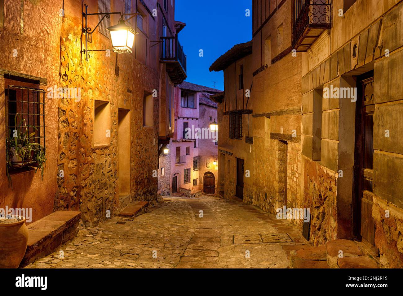 Enge Kopfsteinpflasterstraßen und beeindruckende mittelalterliche Häuser in Albarracin in der Region Teruel in Spanien Stockfoto
