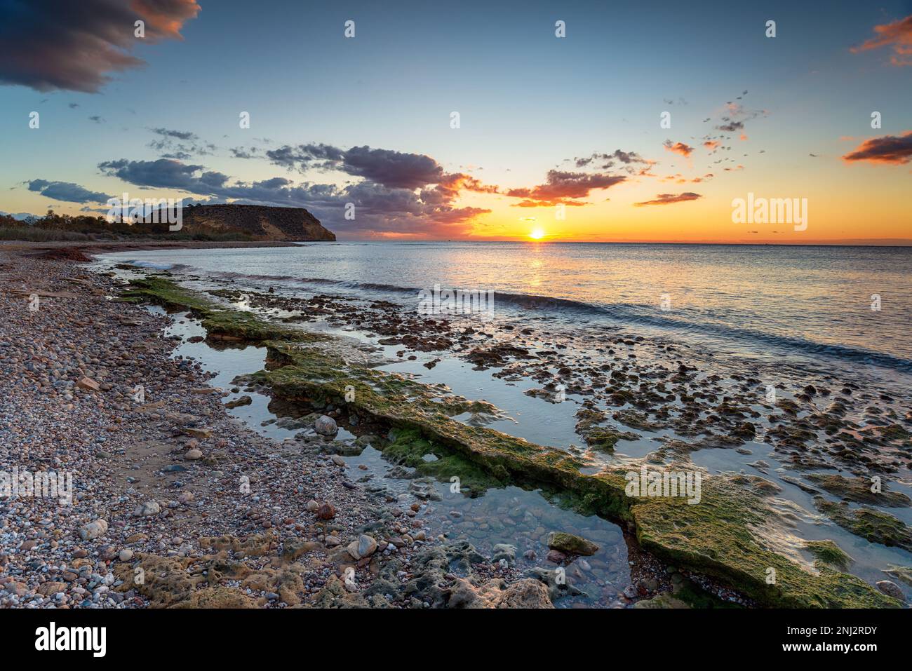 Schöner Sonnenaufgang über dem Mittelmeer am Playa las Palmeras in Aguilas in der Region Murcia in Spanien Stockfoto