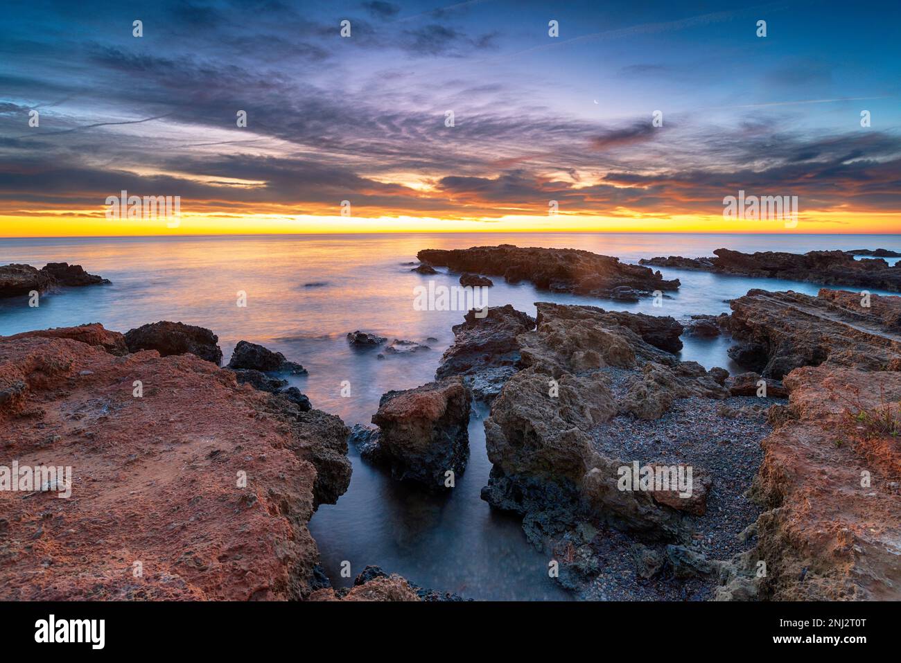 Sonnenaufgang über dem Strand bei La Torre de la Sal an der Castellon-Küste in der spanischen Region Valencia Stockfoto