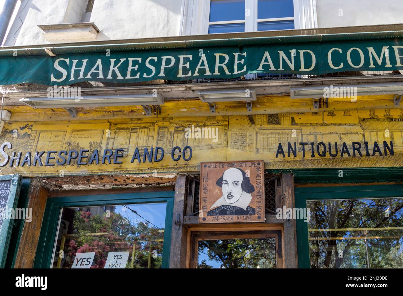 Shakespeare and Company ist ein historischer unabhängiger Buchladen im Zentrum von Paris mit einem reichen literarischen Erbe. Stockfoto