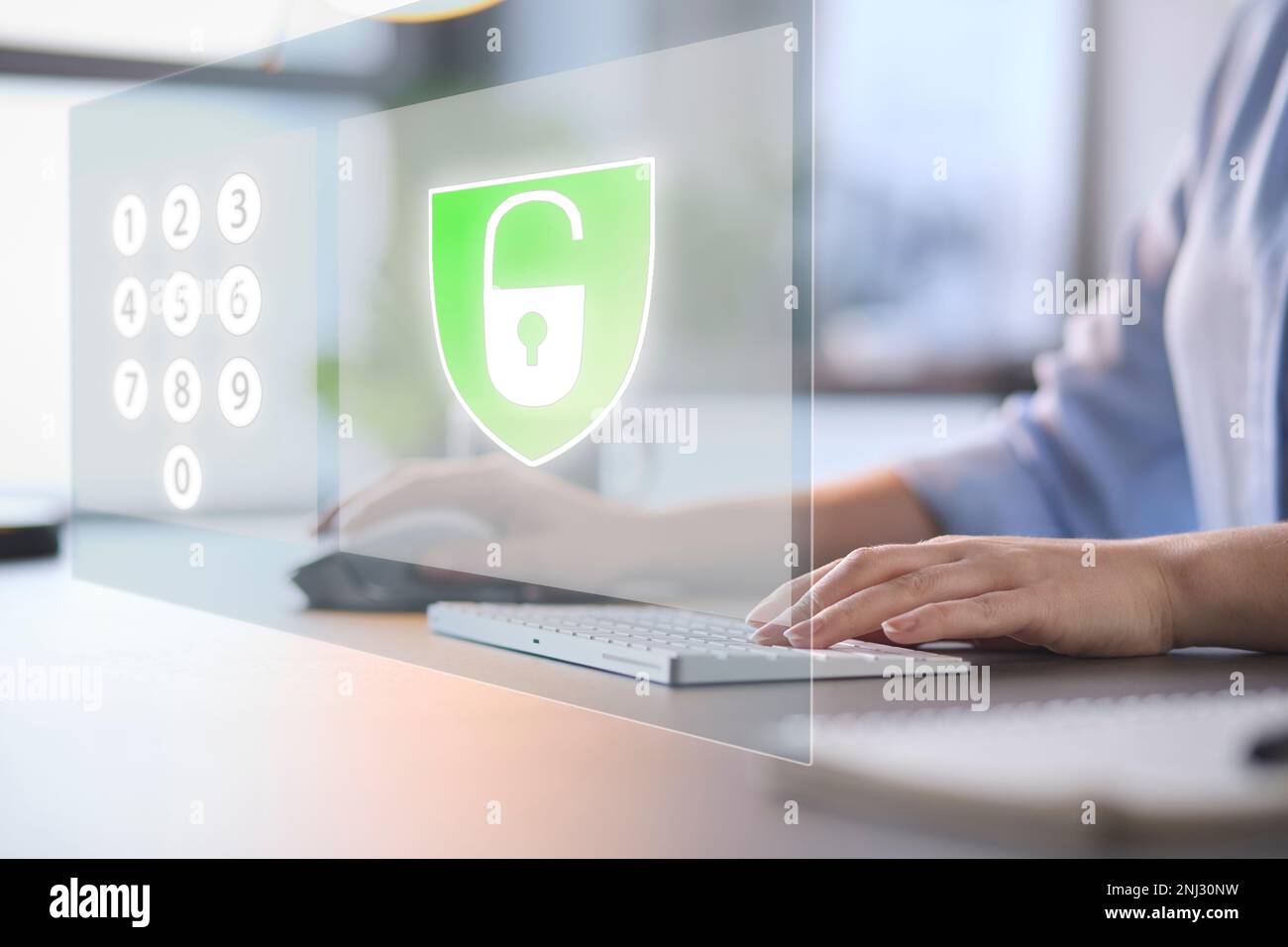 Online-Sicherheitskonzept für Frauen, die einen Laptop verwenden, mit grafischer Einblendung von Schloss und PIN-Zifferntastatur Stockfoto