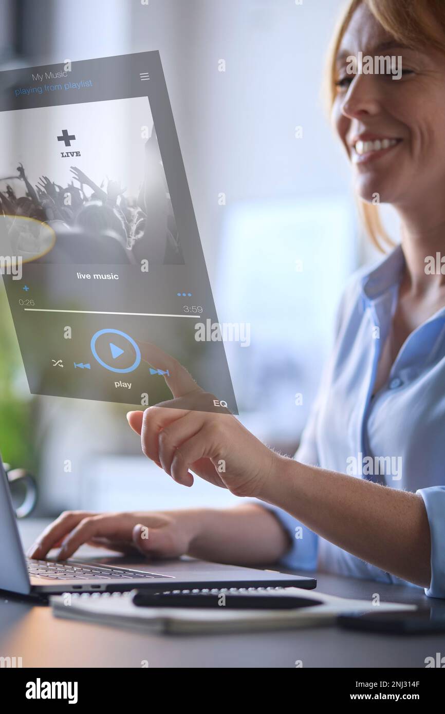 Musik-Streaming-Konzept Mit Einer Frau, Die Ein Notebook Mit Grafischer Streckenüberlagerung Verwendet Stockfoto