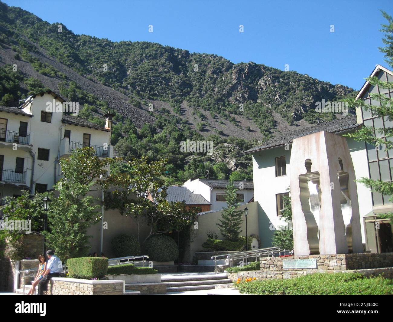 Das malerische Stadtzentrum von Andorra la Vella, der Hauptstadt von Andorra, in den Pyrenäen zwischen Frankreich und Spanien. Es ist bekannt als Duty-fre Stockfoto