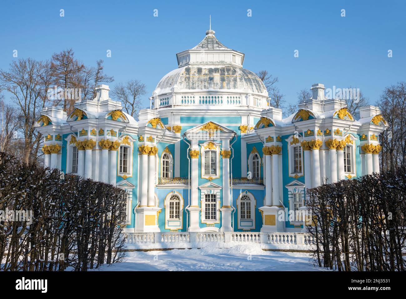 PUSCHKIN, RUSSLAND - 21. FEBRUAR 2023: Das Eremitage-Pavillon-Gebäude an einem Wintertag. Tsarskoye Selo (Puschkin), Russland Stockfoto