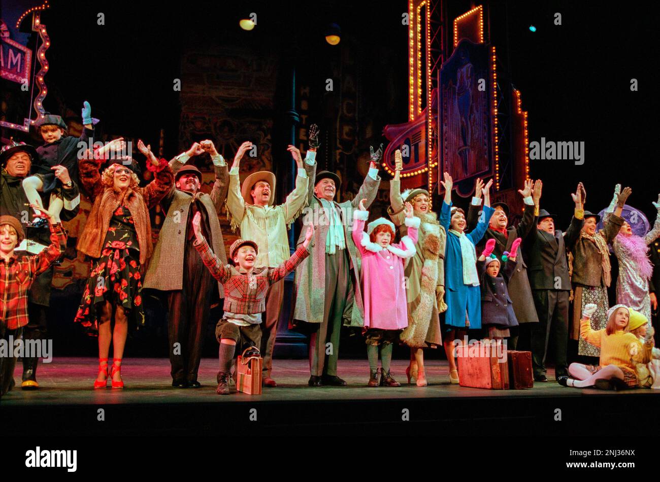 Centre, l-r: Kevin Colson (Oliver „Daddy“ Warbucks), Charlene Barton (Annie), Kate Normington (Grace Farrell) in ANNIE at the Victoria Palace Theatre, London SW1 01/10/1998 Book: Thomas Meehan music: Charles Strouse Lyrics: Martin Charnin Set Design: Kenneth Foy Kostüme: Theoni V Aldredge Beleuchtung: Ken Billingo Original: Peter Gennorelington Martin Charnin Stockfoto