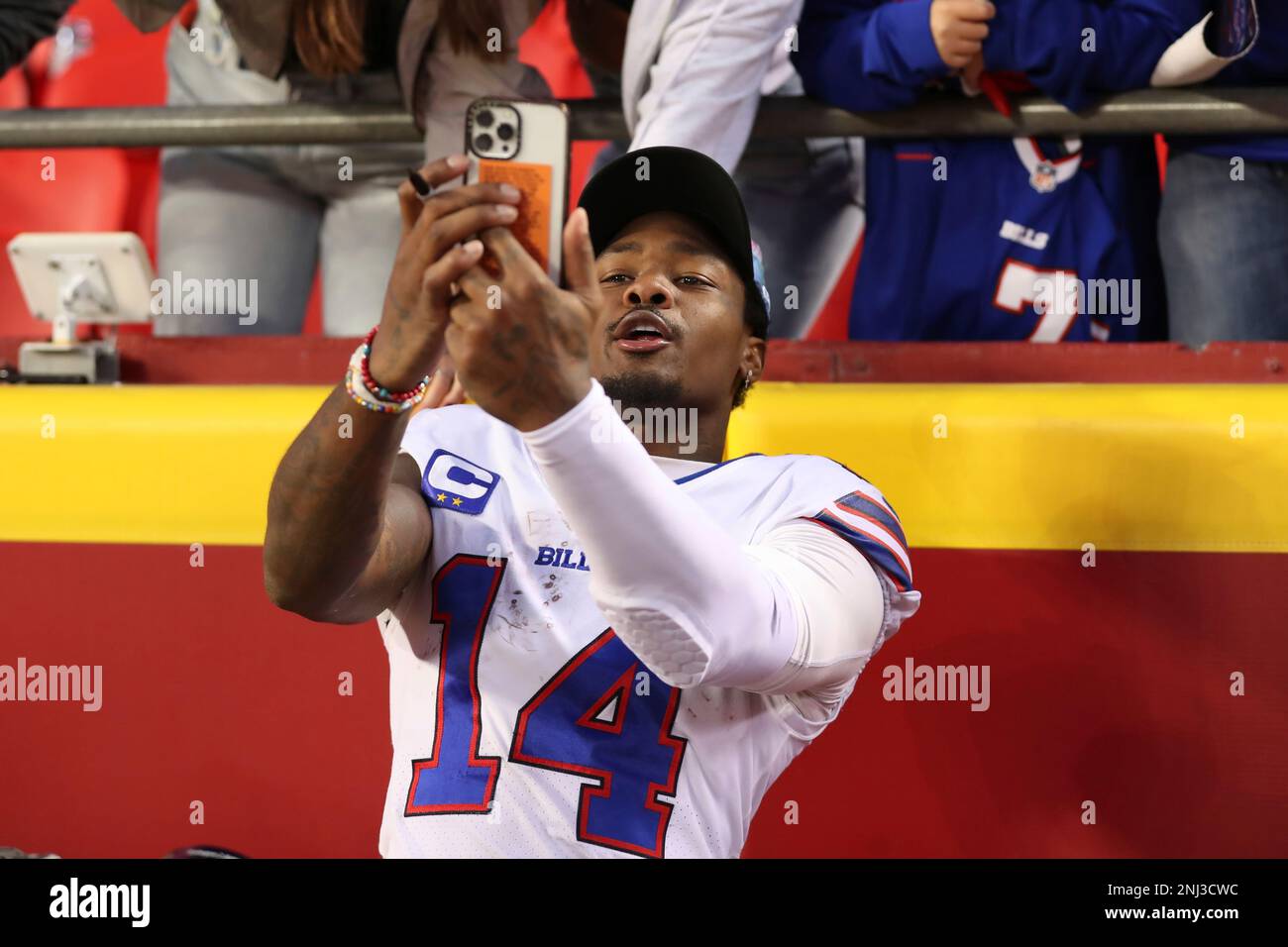 KANSAS CITY, MO - OCTOBER 16: Buffalo Bills wide receiver Stefon Diggs (14) smiles as he takes a selfie with a fans cell phone after an NFL game between the Buffalo Bills and Kansas City Chiefs on October 16, 2022 at GEHA Field at Arrowhead Stadium in Kansas City, MO. Photo by Scott Winters/Icon Sportswire) (Icon Sportswire via AP Images) Stockfoto