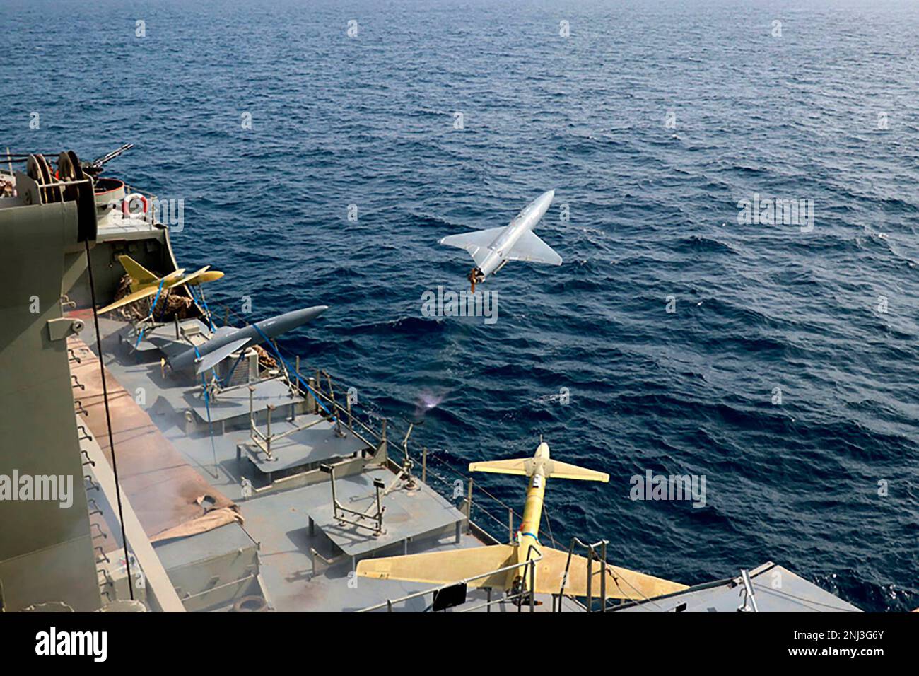 FILE - In this photo released by the Iranian Army on Aug. 25, 2022, a drone is launched from a warship in a military drone drill in Iran. The Iranian-made drones that Russia sent slamming into central Kyiv this week have produced hand-wringing and consternation in Israel, complicating the country’s balancing act between Russia and the West. (Iranian Army via AP) Stockfoto