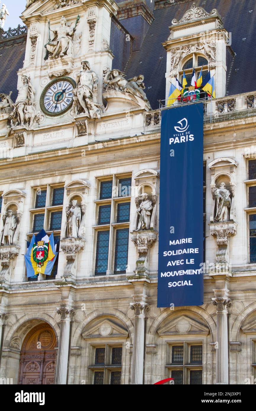 Banner Zur Unterstützung Der Lokalen Proteste Und Sozialbewegung Hängt Vom Hotel De Ville, Rathaus Paris Frankreich Stockfoto