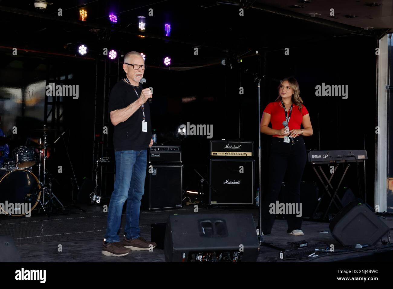 LAS VEGAS, NV - OCTOBER 15: Jessie Punch (R) and former NASCAR driver Mark Martin as they speak to fans in the Neon Garage before for the NASCAR Cup Series Playoff South Point 400 on October 15, 2022, at Las Vegas Motor Speedway in Las Vegas, NV. (Photo by Jeff Speer/LVMS/Icon Sportswire) (Icon Sportswire via AP Images) Stockfoto