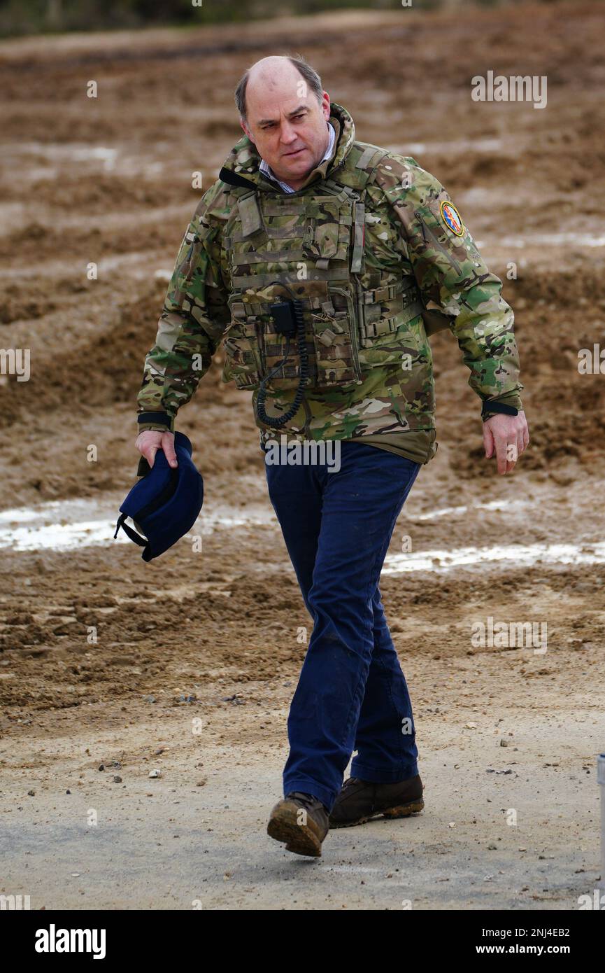 Verteidigungsminister Ben Wallace während eines Besuchs im Bovington Camp, einem Militärstützpunkt der britischen Armee in Dorset, um die Ausbildung ukrainischer Soldaten auf Challenger-2-Panzern zu beobachten. Bilddatum: Mittwoch, 22. Februar 2023. Stockfoto
