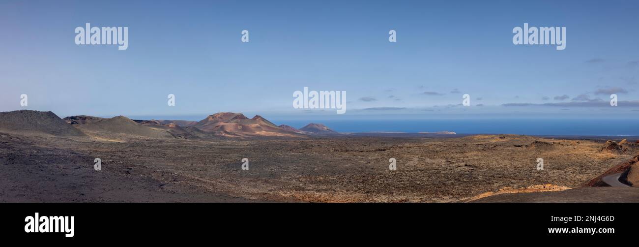 Pnoramischer Landschaftsblick auf den Naturpark Los Volcanes. Spektakuläre Gegend mit Vulkankegeln und trockenen Ebenen im Parque Nacional de Timanfaya. Stockfoto
