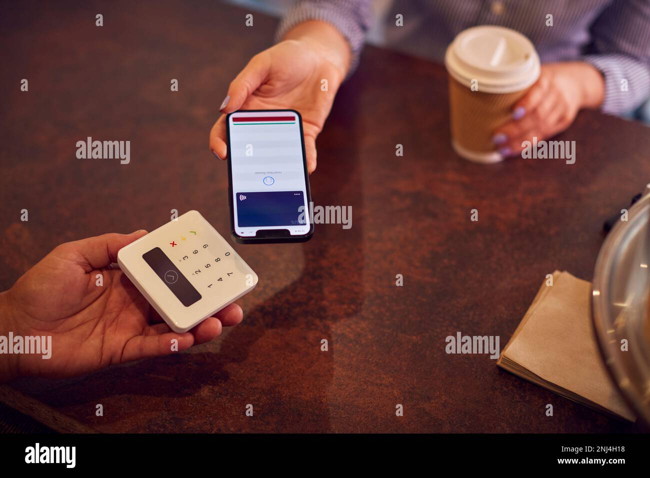 Nahaufnahme Des Kontaktlosen Zahlungsvorgangs Eines Gastes Im Coffee Shop Mit Dem Mobiltelefon Stockfoto