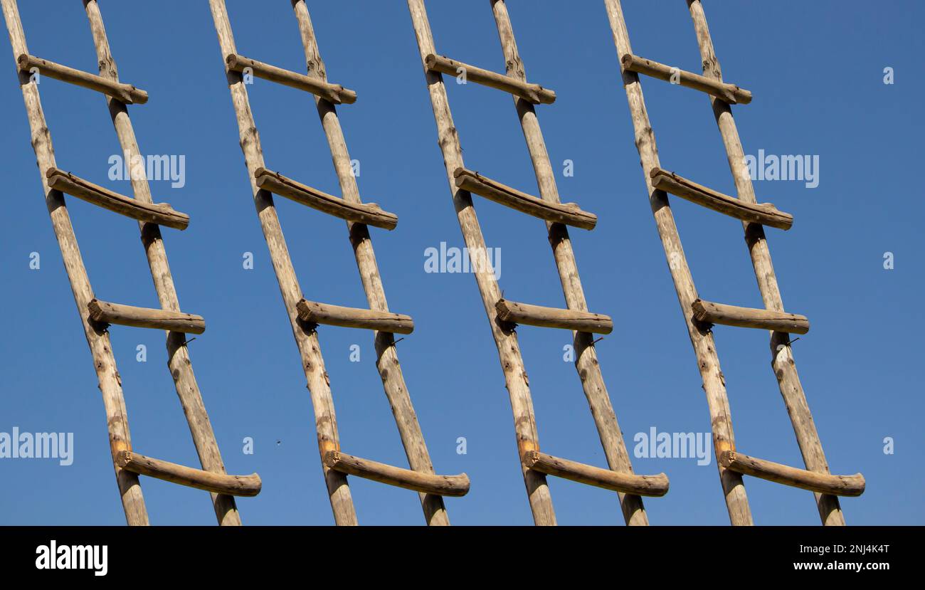 Alte Holzleiter führt hoch in den Himmel Stockfoto