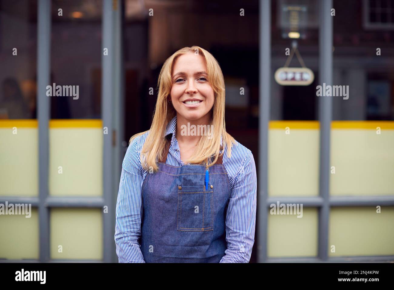 Porträt Einer Eigentümerin Oder Mitarbeiterin, Die Vor Dem Geschäft Steht Stockfoto