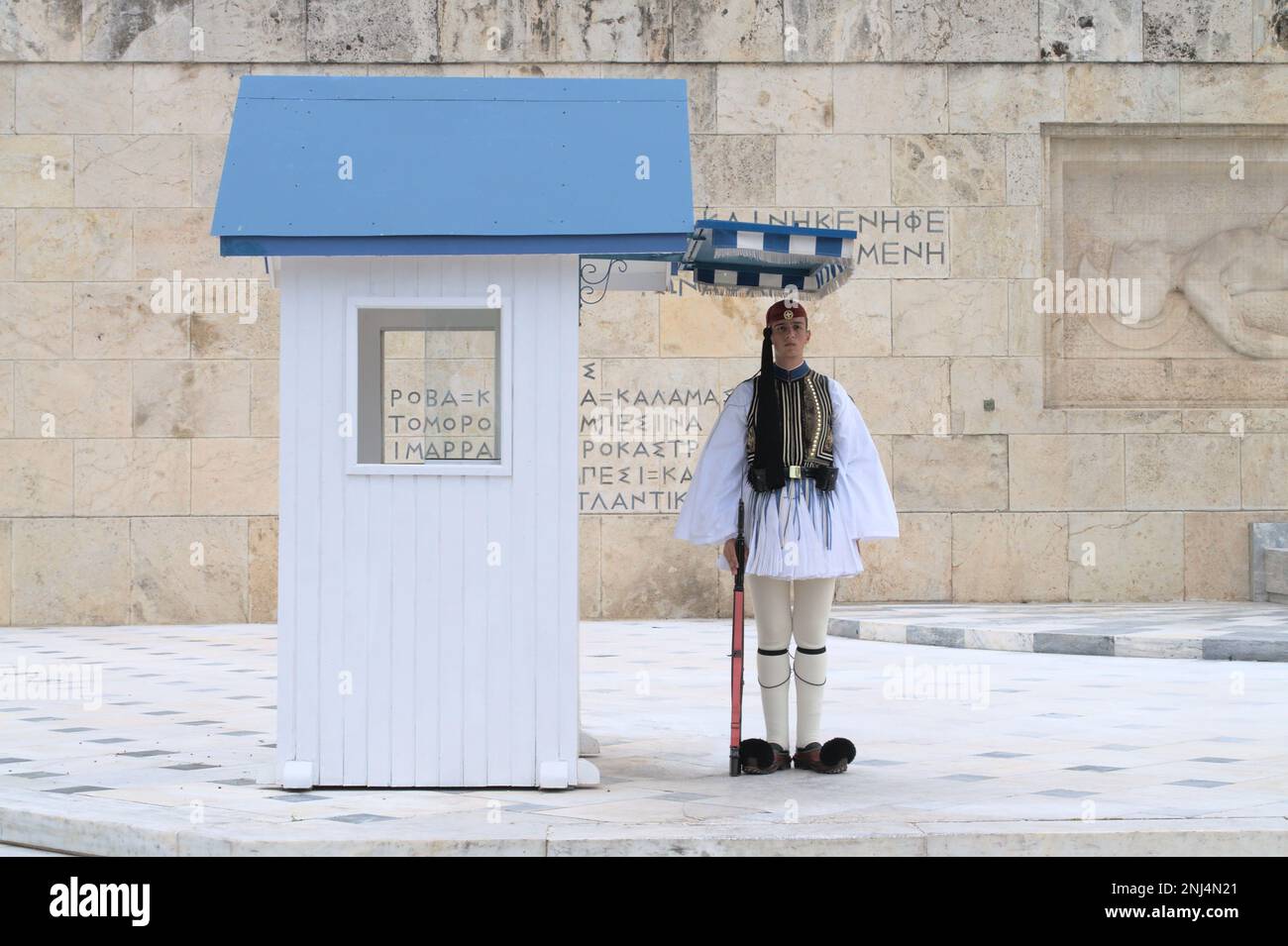 Wächter des Ehrenmanns (Evzones) vor dem Grab des unbekannten Soldaten in der Nähe des griechischen Parlaments, Syntagma-Platz. Stockfoto