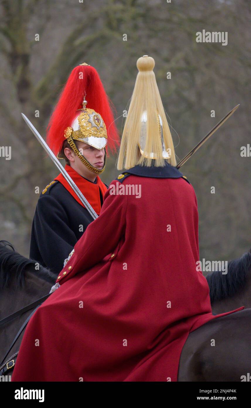 London, England, Großbritannien. Tägliche Wachablösung der Horse Guards' Parade, Westminster. Rettungsschwimmer (blasse Fahne) und Blues und Royals (rote Fahne) Stockfoto