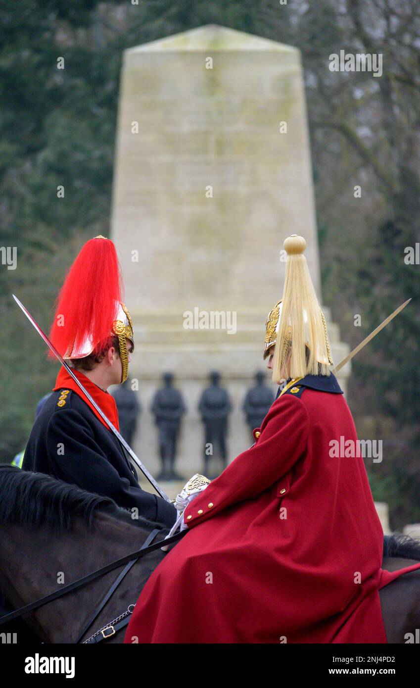 London, England, Großbritannien. Tägliche Wachablösung der Horse Guards' Parade, Westminster. Life Guards (blasse Pflaume) und Blues and Royals (rote Pflaume) The G Stockfoto