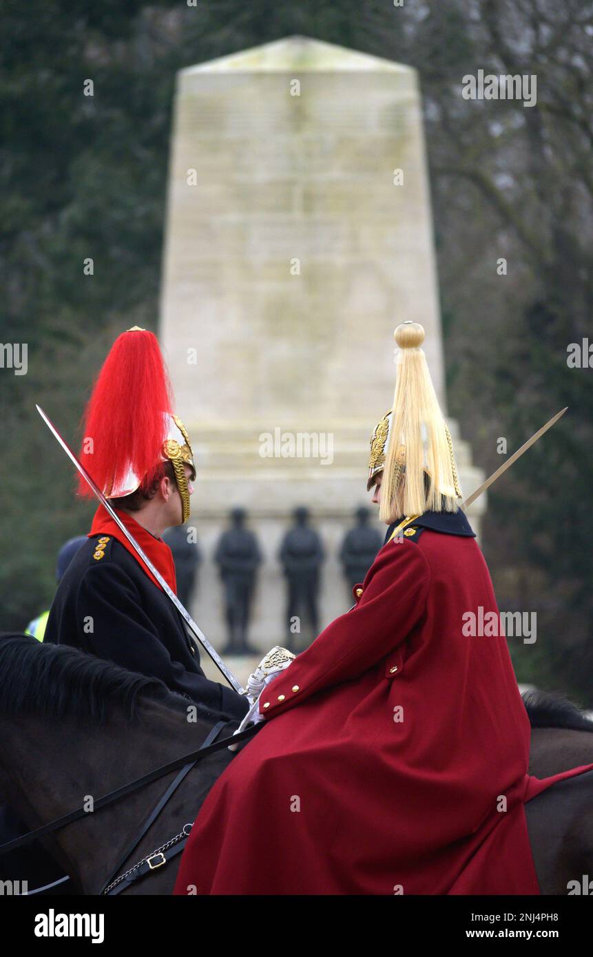 London, England, Großbritannien. Tägliche Wachablösung der Horse Guards' Parade, Westminster. Life Guards (blasse Pflaume) und Blues and Royals (rote Pflaume) The G Stockfoto
