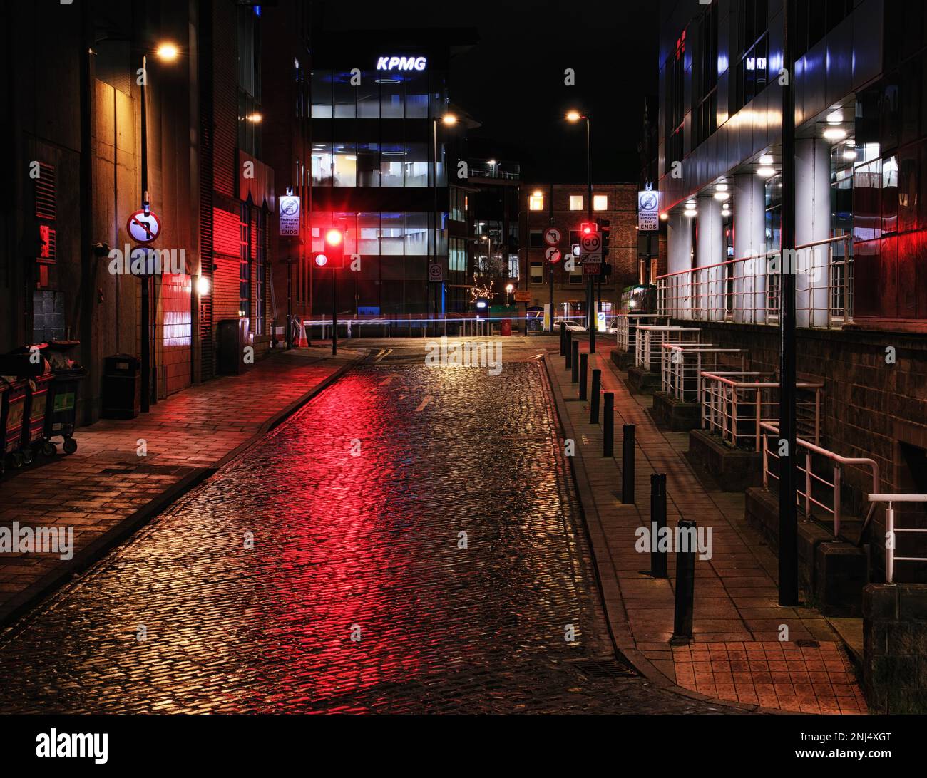 Eine nasse Kopfsteinpflasterstraße in Leeds. In der Nähe von Granary Wharf, mit Reflexionen auf den Kopfsteinpflaster nach Regen Stockfoto