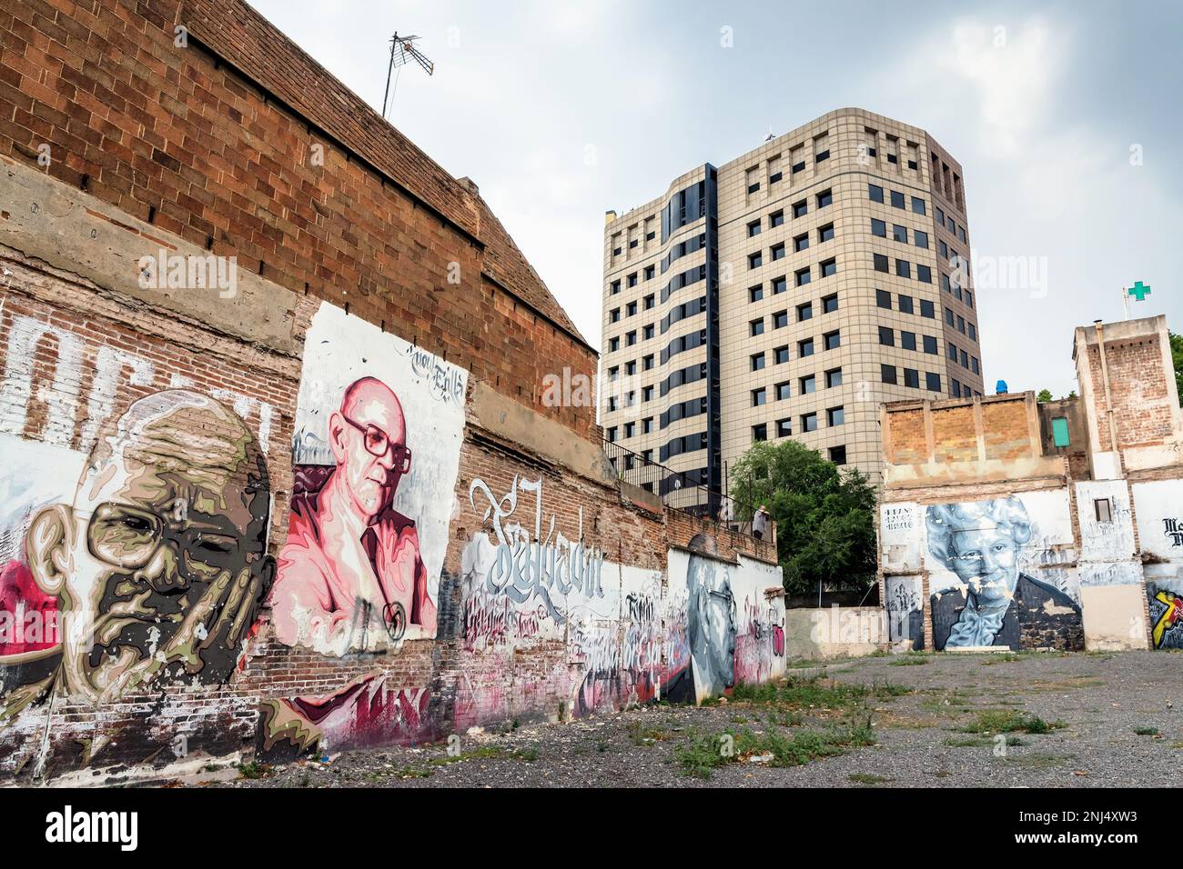 Barcelona, Spanien - 8. Juli 2017: Blick auf die Straße mit urbaner Kunst in der Gegend Les Corts in Barcelona, Spanien. Stockfoto