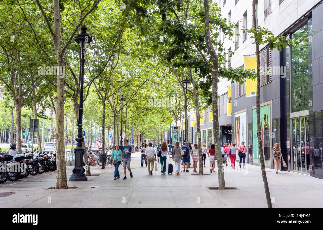 Barcelona, Spanien - 7. Juli 2017: Blick auf die Avinguda Diagonal mit Fußgängern in der Gegend Les Corts, in Barcelona, Spanien. Stockfoto