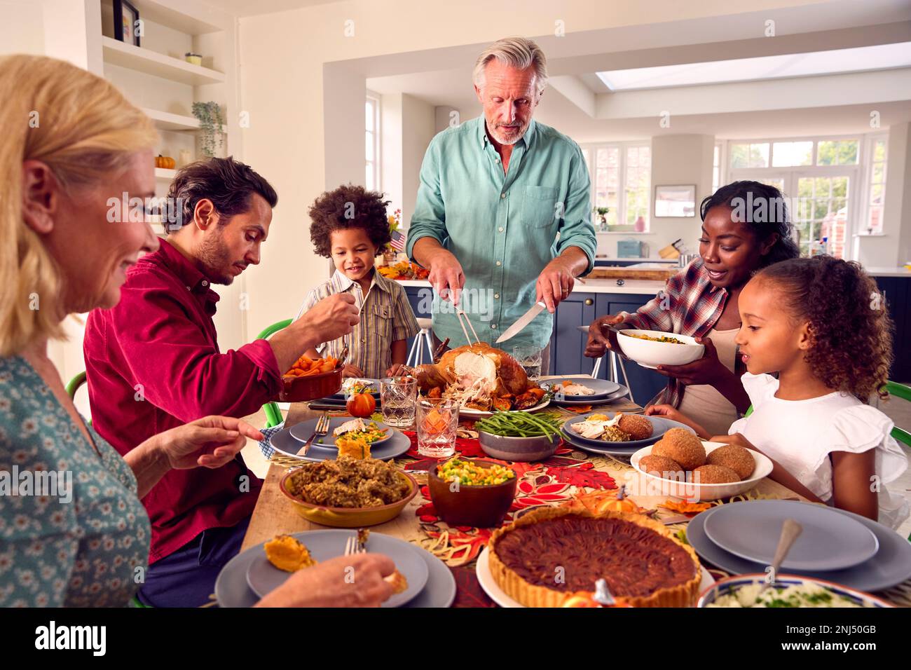 Großvater Feiert Thanksgiving Zu Hause Als Familie Der Multi-Generation Beim Gemeinsamen Essen Stockfoto