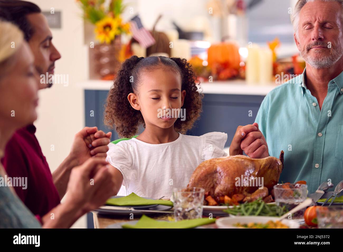 Familie Der Ganzen Generation Feiert Thanksgiving Zu Hause Und Betet Vor Dem Gemeinsamen Essen Stockfoto