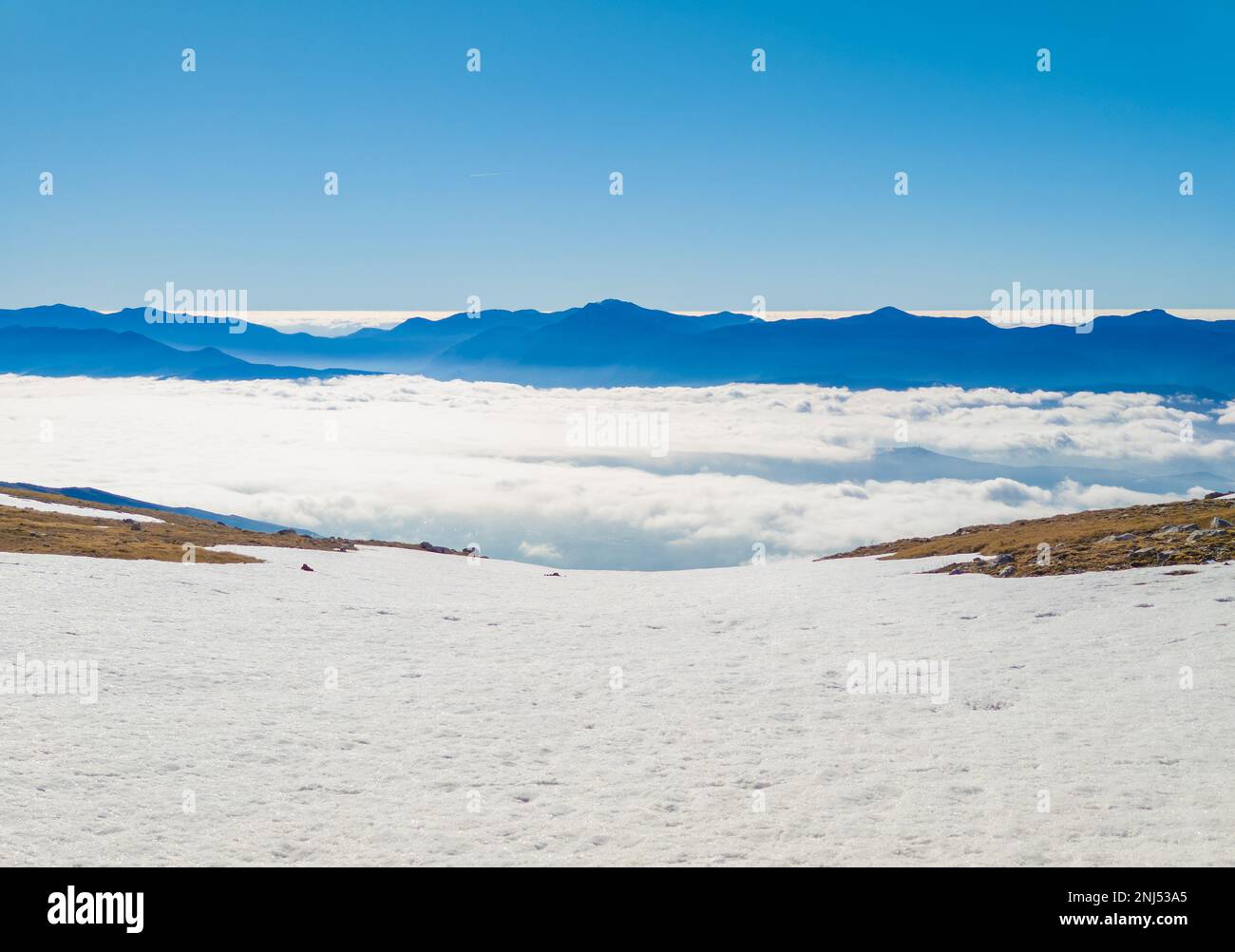 Ovindoli (Abruzzen, Italien) - der Monte della Magnola ist ein imponierender und ansprechender Berggipfel in der Region Abruzzen, über den Skigebieten von Ovindoli Stockfoto