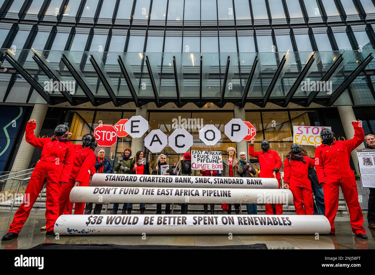 London, Großbritannien. 22. Februar 2023. Die Demonstranten besuchen drei Banken in der City of London, die solche Projekte finanzieren, angefangen bei SMBC bis hin zur Standard Chartered und Standard Bank. Stoppen Sie die Ostafrikanische Rohöl-Pipeline (EACOP) - ein Protest gegen die Pipeline, die von dem französischen Ölriesen Total und der China National Offshore Oil Corporation durch das Herz Afrikas gebaut werden soll. Kredit: Guy Bell/Alamy Live News Stockfoto