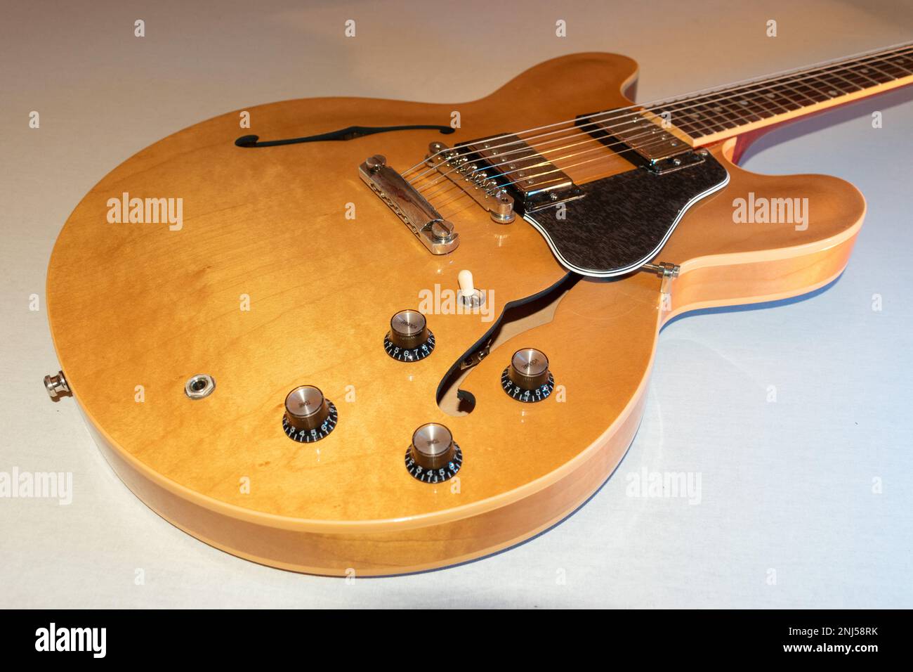 Vaduz, Liechtenstein, 13. Januar 2023 Produktaufnahme einer Gibson es-335-E-Gitarre, hergestellt in den USA Stockfoto