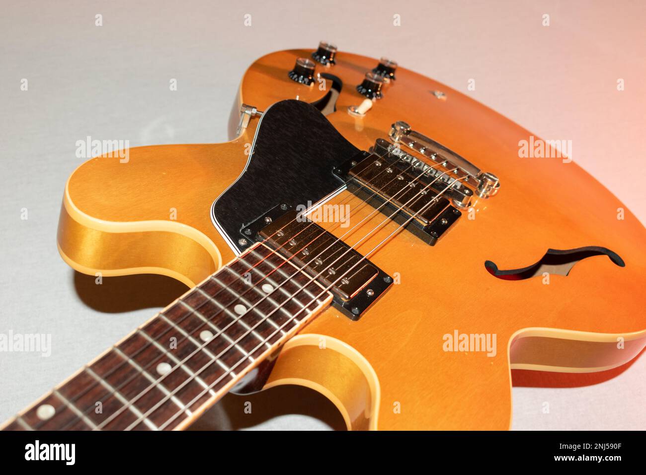 Vaduz, Liechtenstein, 13. Januar 2023 Produktaufnahme einer Gibson es-335-E-Gitarre, hergestellt in den USA Stockfoto