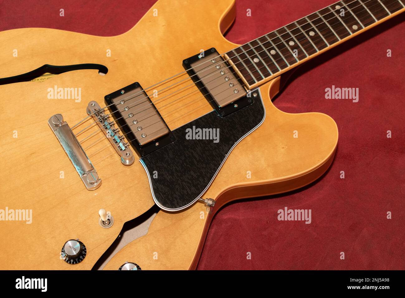 Vaduz, Liechtenstein, 13. Januar 2023 Produktaufnahme einer Gibson es-335-E-Gitarre, hergestellt in den USA Stockfoto