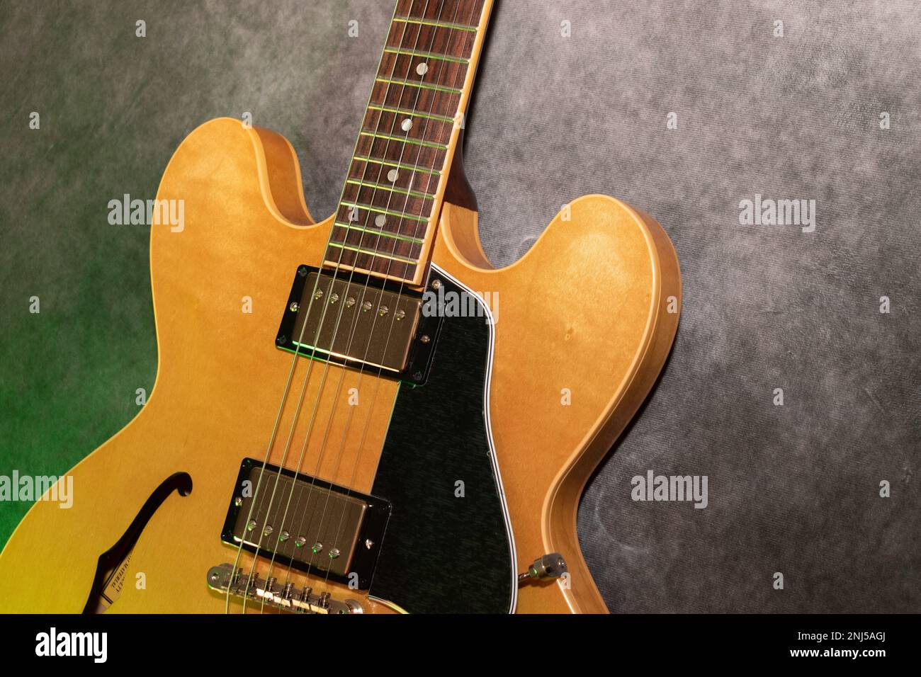 Vaduz, Liechtenstein, 13. Januar 2023 Produktaufnahme einer Gibson es-335-E-Gitarre, hergestellt in den USA Stockfoto