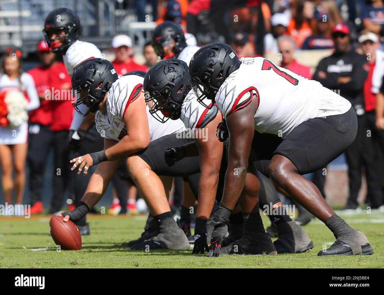 CHARLOTTESVILLE, VA - OCTOBER 08: Louisville Cardinals linemen in the trenches during a college football game between the Louisville Cardinals and the Virginia Cavaliers on October 08, 2022, at Scott Stadium in Charlottesville, VA. (Photo by Lee Coleman/Icon Sportswire) (Icon Sportswire via AP Images) Stockfoto
