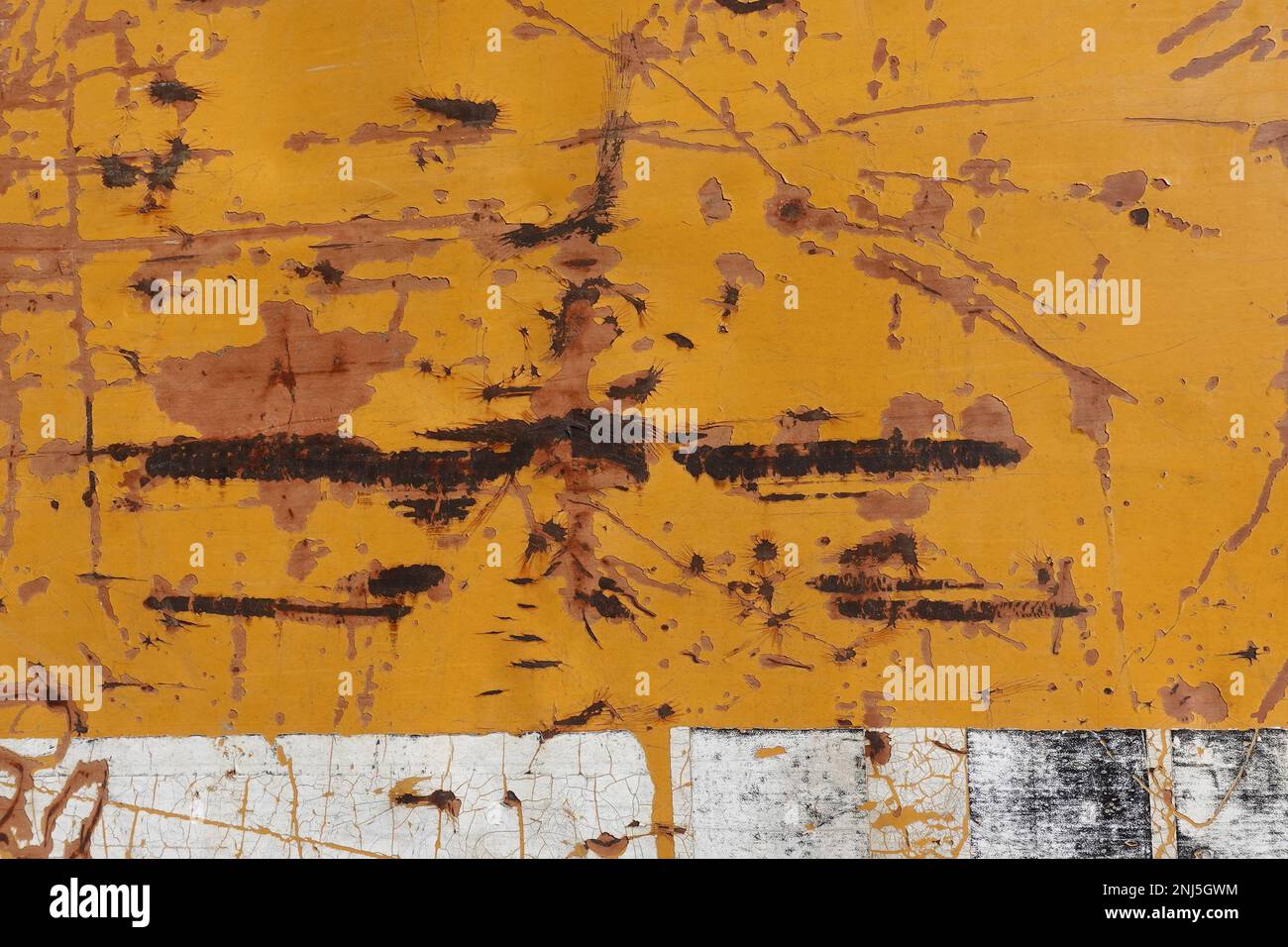 Metallhintergrund mit rostfreier gelber Farbe und Kratzern. Stockfoto