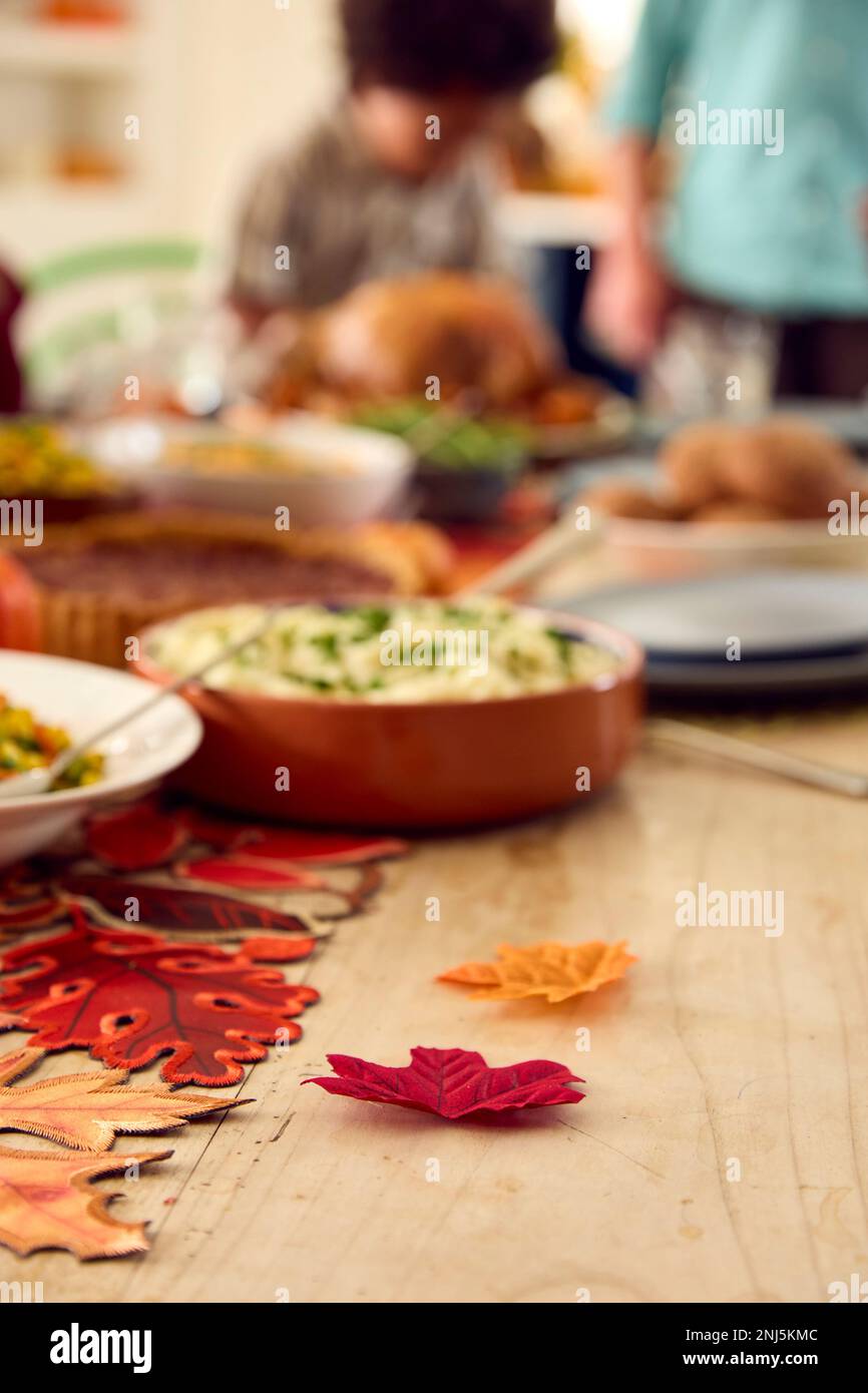 Dekorationen Auf Tischset Für Thanksgiving-Essen Zu Hause Stockfoto