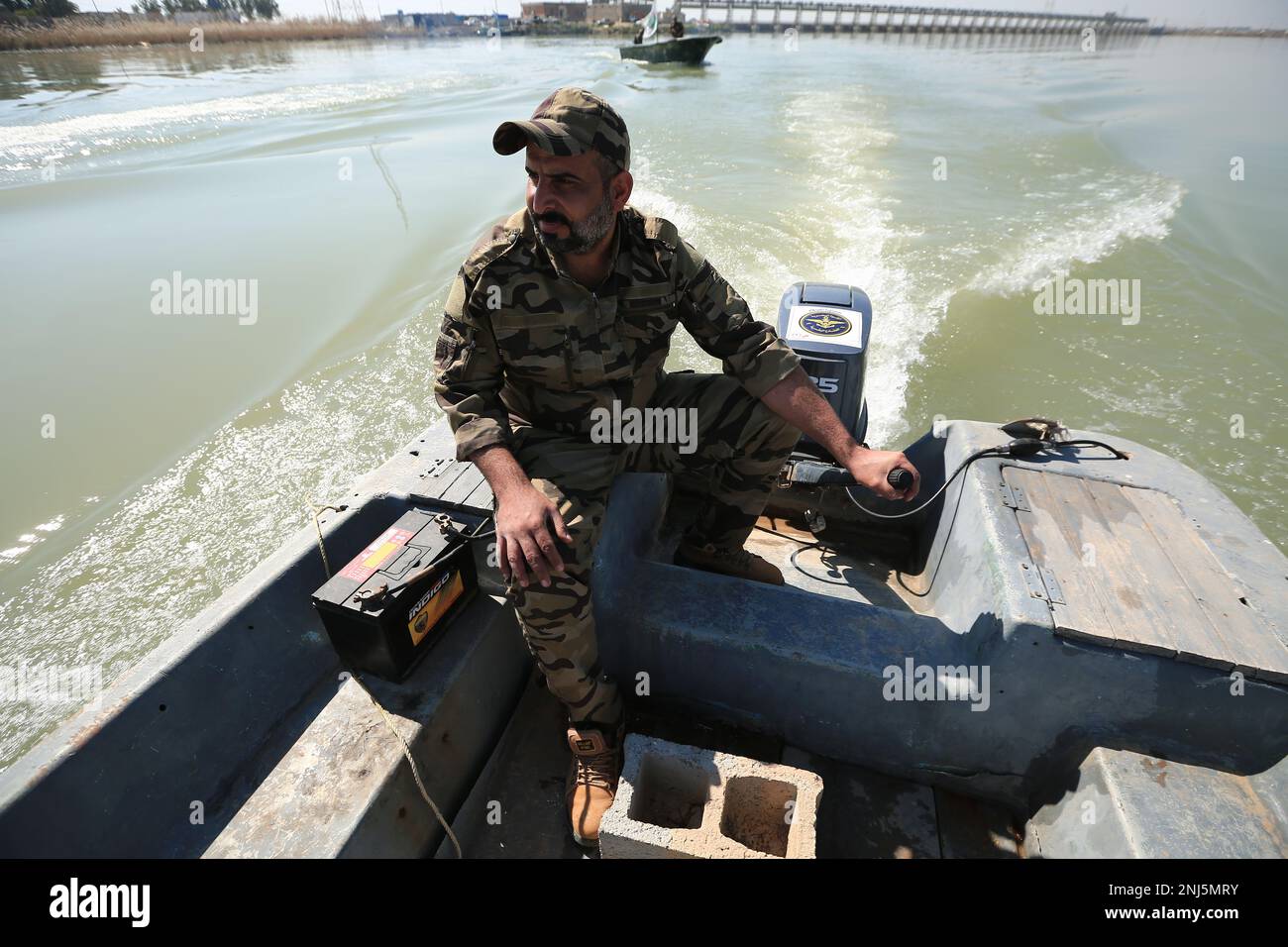 Samarra, Irak. 22. Februar 2023. Ein Soldat patrouilliert im Wasser in der Nähe der Al-Askari-Moschee, der Ruhestätte der beiden Imams Ali al-Hadi und Hassan al-Askari, während des 17. Jahrestages des Bombenanschlags des Schreins durch Extremisten im Februar 2006. Kredit: Ameer Al-Mohammedawi/dpa/Alamy Live News Stockfoto