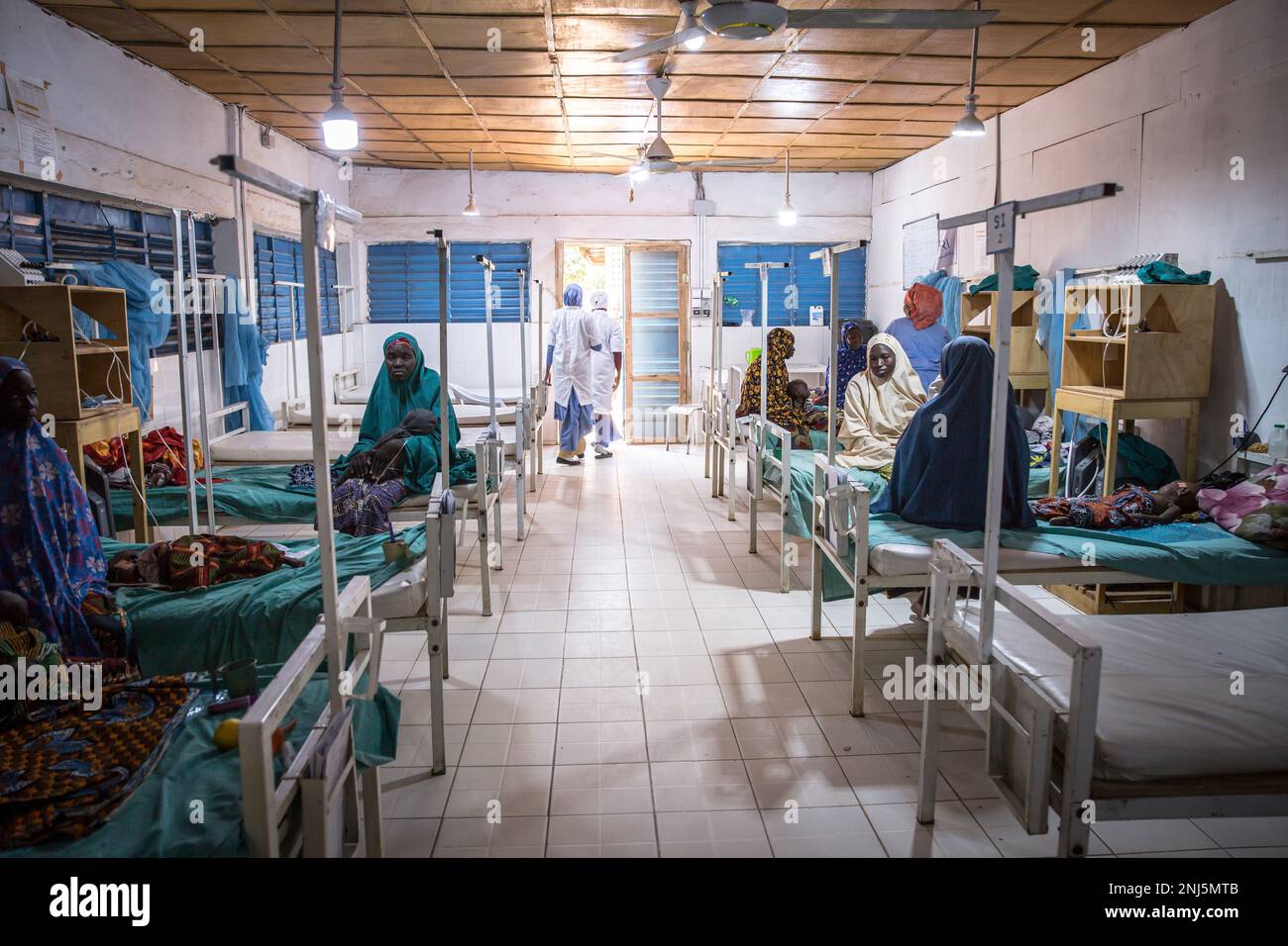 Eine Stabilisierungsstation für unterernährte Kinder in Aguié, Süd-Niger. Mangelernährung ist eine wiederkehrende Krise in Niger, einem westafrikanischen Binnenland, in dem Klimawandel, Konflikte und eine schnell wachsende Bevölkerung die Herausforderungen in Bezug auf die Versorgung mit Nahrungsmitteln erhöhen. Im Jahr 2022 wurden 4,4 Millionen Nigerianer als dringend auf humanitäre Hilfe angewiesen erklärt. Stockfoto