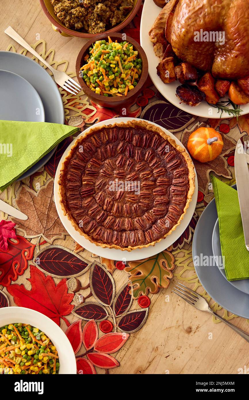 Tischset Für Thanksgiving Mit Truthahn Und Kürbiskuchen, Garniert Mit Pekannüssen Stockfoto